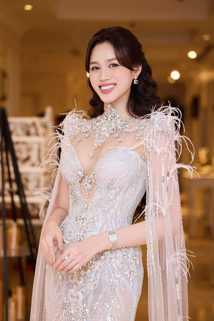 Gần đây, rộ tin hoa hậu Đỗ Thị Hà đang hẹn hò và chuẩn bị tổ chức đám cưới với bạn trai. Tuy nhiên, người trong cuộc vẫn kín tiếng chuyện này. (Ảnh FBNV)