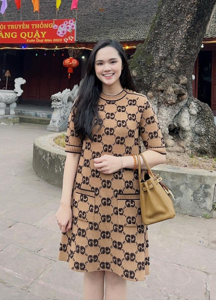 Thời điểm trước kết hôn, Quỳnh Anh ra dáng chuẩn con gái của gia đình 'trâm anh thế phiệt'. Cô nàng luôn xuất hiện chỉn chu trên mạng xã hội. 