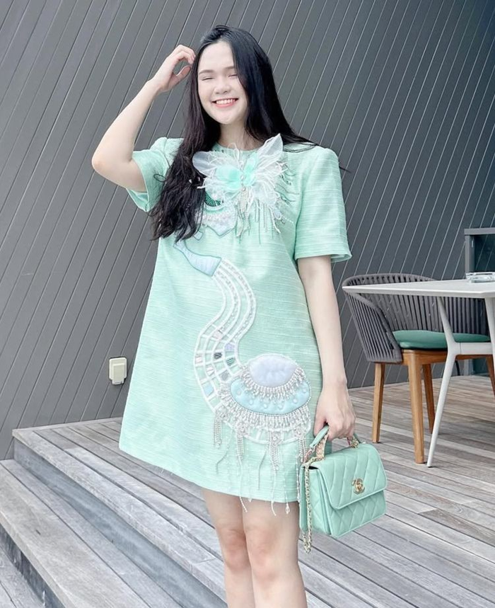 Thậm chí, vợ Duy Mạnh còn chi mạnh tay cho trang phục để 'ton-sur-ton' với túi xách mỗi khi ra đường. 