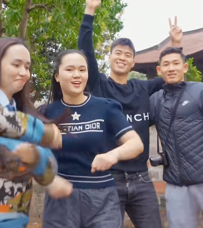 Vợ Duy Mạnh mất điểm vì diện trang phục nhăn nhúm khi bên chồng. 