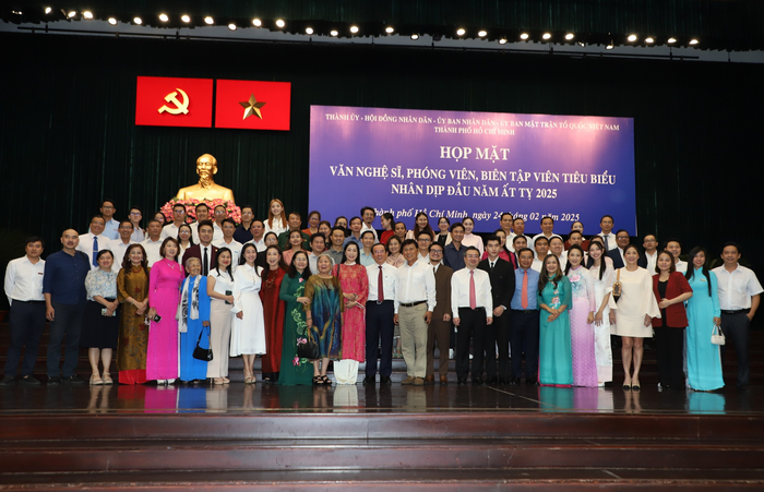 Các cán bộ lãnh đạo TP.HCM chụp ảnh lưu niệm với các văn nghệ sĩ, phóng viên, biên tập viên. Ảnh: Ngô Tùng/Tiền Phong.