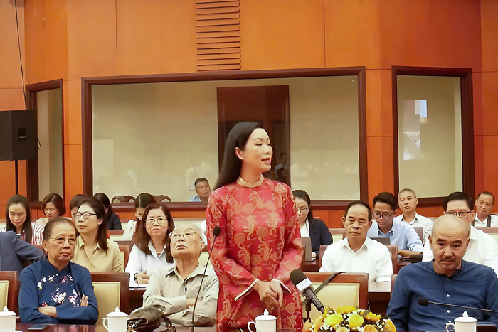 NSND Trịnh Kim Chi chia sẻ về lĩnh vực sân khấu trước lãnh đạo thành phố. Ảnh: Thành Lâm/Vietnamnet.