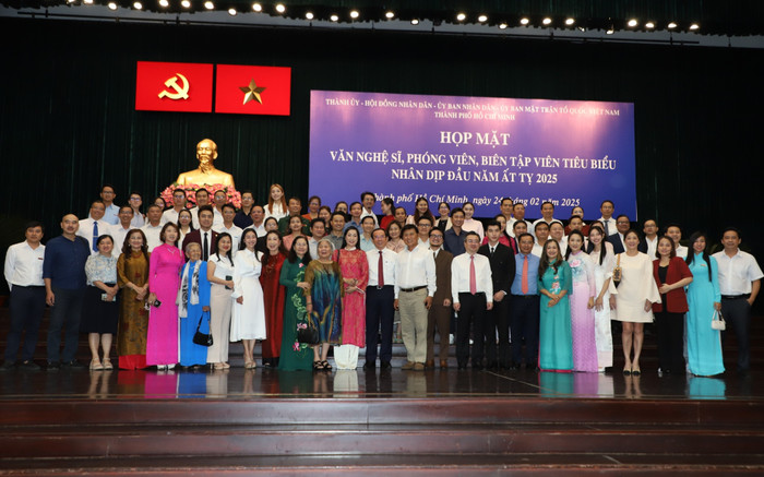 Lãnh đạo TP.HCM gặp gỡ văn nghệ sĩ nhân dịp đầu năm mới Ảnh 2