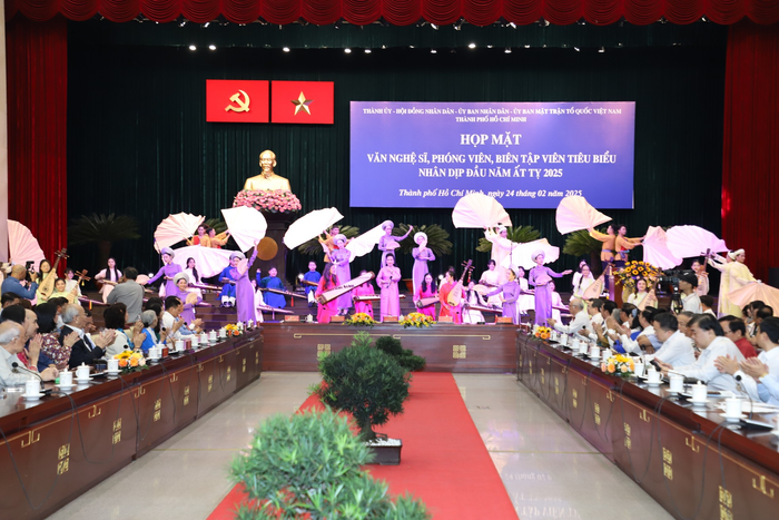 Buổi gặp gỡ giữa lãnh đạo TP.HCM với các văn nghệ sĩ, phóng viên báo chí. Ảnh: Ngô Tùng/Tiền Phong.