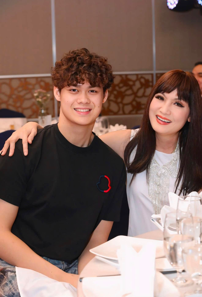 Hiền Mai bên cạnh con trai.