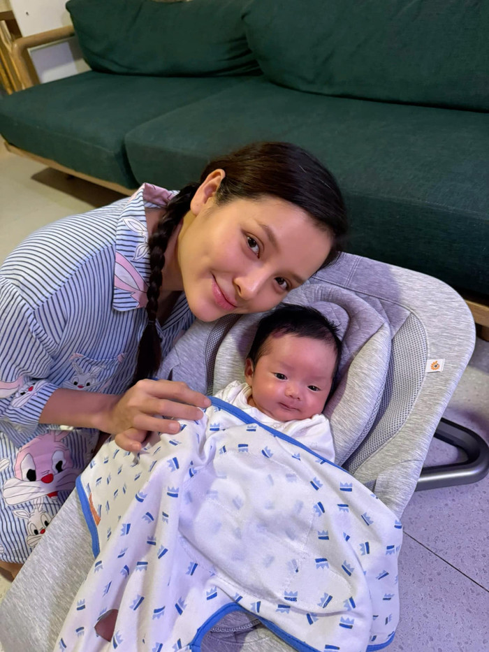 Phương Trinh Jolie bên cạnh con trai Loka. Ảnh: FBNV