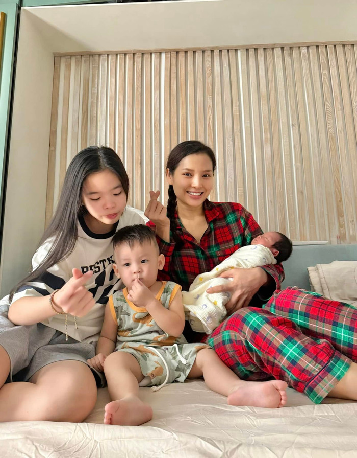 Phương Trinh Jolie vui vẻ chụp ảnh cùng các con. Ảnh: FBNV
