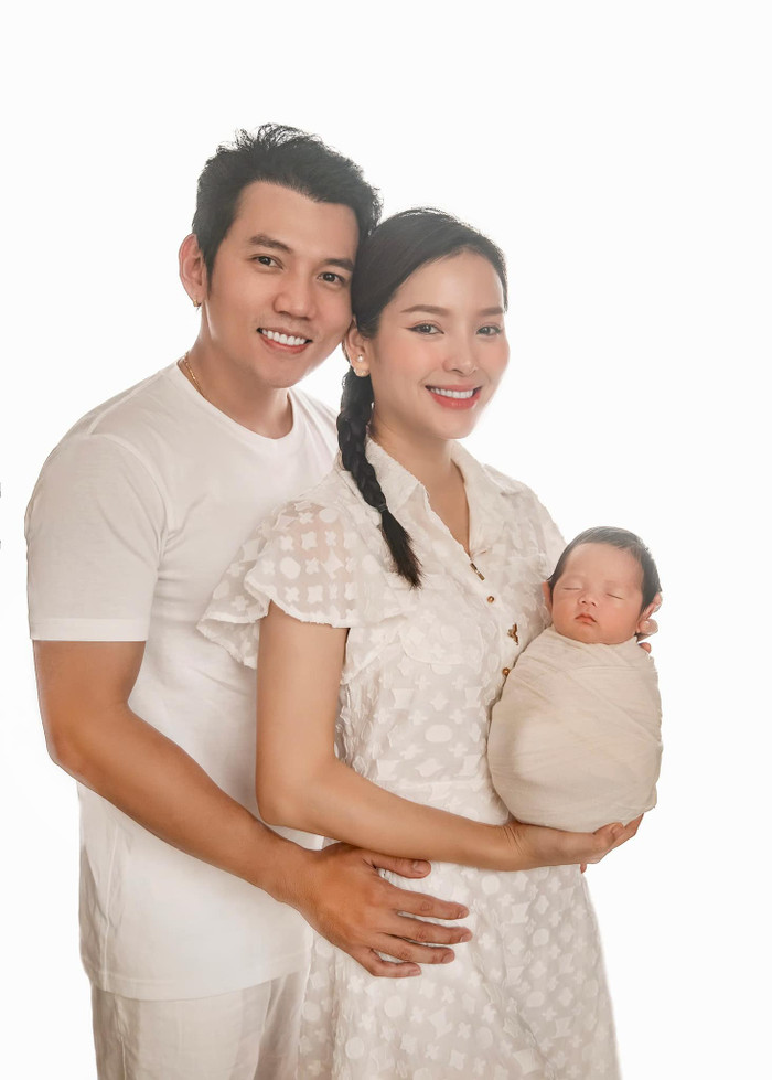 Vợ chồng Phương Trinh Jolie tích cực thực hiện nhiều bộ ảnh để đánh dấu những mốc thời gian đáng nhớ của con trai út. Ảnh: FBNV