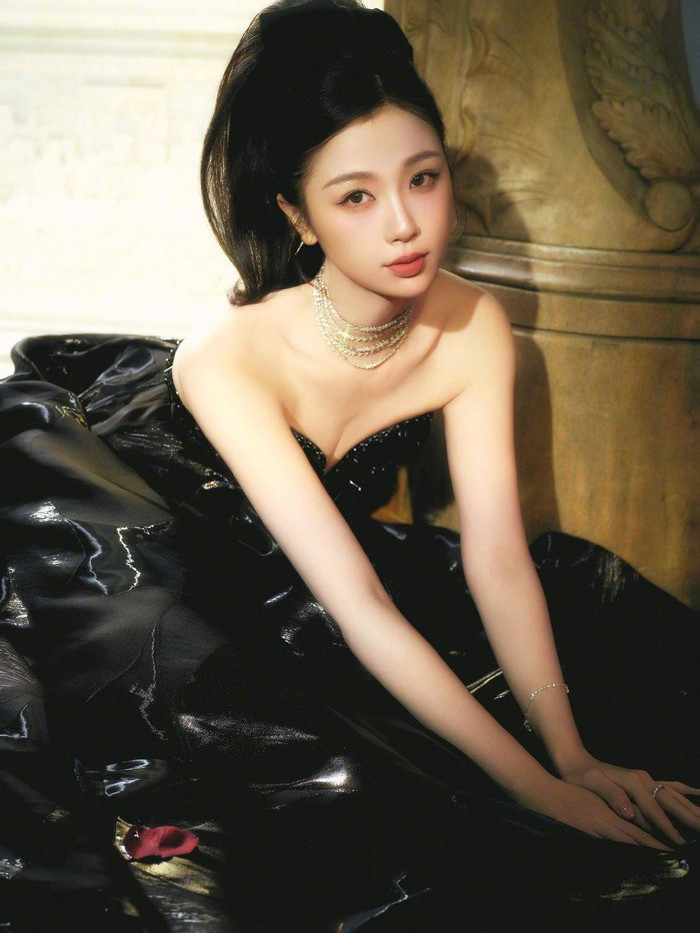 Khán giả lo ngại cho tình trạng của Ngu Thư Hân hiện tại. Ảnh: Weibo