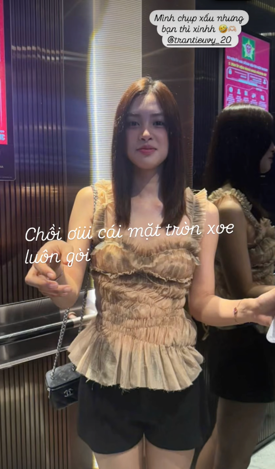 Tiểu Vy bối rối khi bị bạn 'chụp lén' khi xuất hiện ở chốn đông người. Ảnh: FBNV