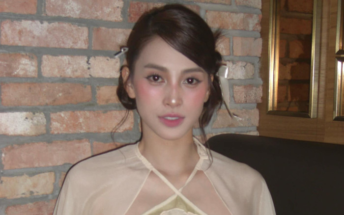 Ngỡ ngàng với nhan sắc của Tiểu Vy qua 'cam thường' Ảnh 2