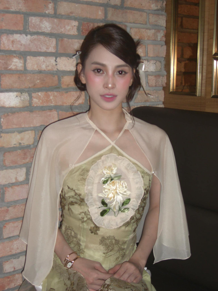 Dù chụp ảnh trong không gian thiếu ánh sáng, nhan sắc của Tiểu Vy vẫn vô cùng nổi bật. Ảnh: FBNV