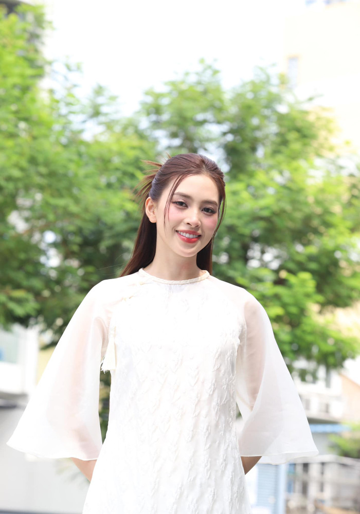 Đa số khán giả nhận xét nhan sắc của Tiểu Vy không có quá nhiều khác biệt giữa ảnh chụp lén và ảnh đã được hậu kỳ cẩn thận. Ảnh: FBNV