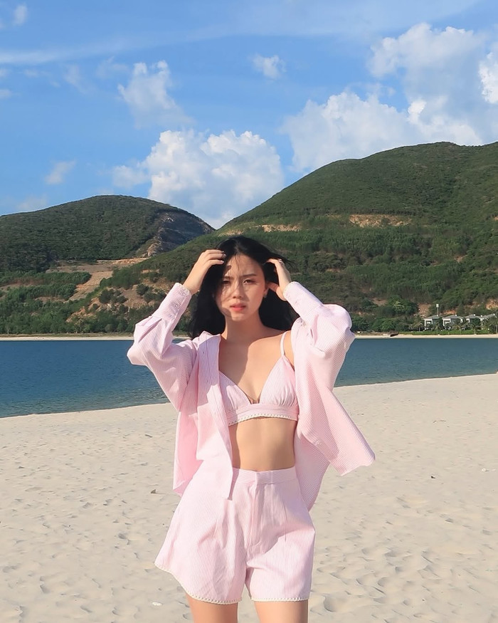 Tương tự như Doãn Hải My - vợ Đoàn Văn Hậu, Tố Uyên - vợ trung vệ Thành Chung cũng có cách định hình phong cách thời trang mang nét tương đồng. Ở đời thường, nàng WAGs gắn liền với váy áo kín đáo, thanh lịch. Tuy nhiên, vợ Thành Chung lại 'lột xác' đầy khác biệt khi đi biển. Tố Uyên ưa chuộng những thiết kế bikini, là sự hòa quyện giữa phong thái ngọt ngào và gợi cảm. (Ảnh: FBNV)