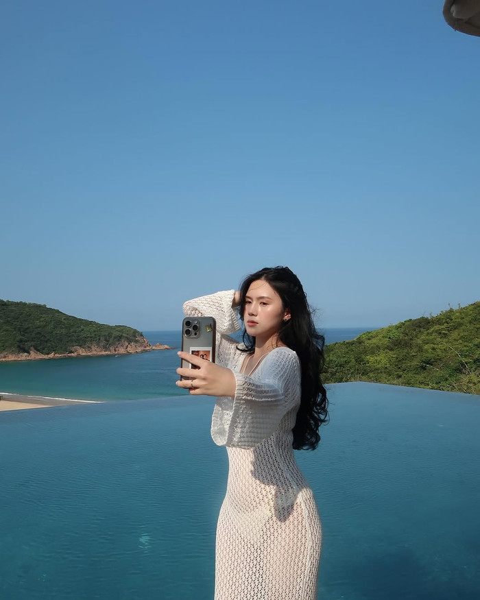 Vợ Thành Chung hiếm khi diện đơn lẻ bikini hai mảnh. Thay vào đó, Tố Uyên luôn biết cách phối chúng cùng váy dáng dài mỏng tanh hoặc váy dáng dài dạng lưới. Thi thoảng, nàng WAGs kết hợp hai thiết kế thời trang này theo phong cách 'tone sur tone'. (Ảnh: FBNV)