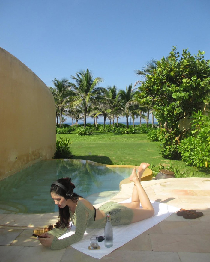 Để thời trang khi đi biển thêm phần mới lạ, vợ Thành Chung không quên phối cùng một số món phụ kiện như kính mát, tai nghe... (Ảnh: FBNV)