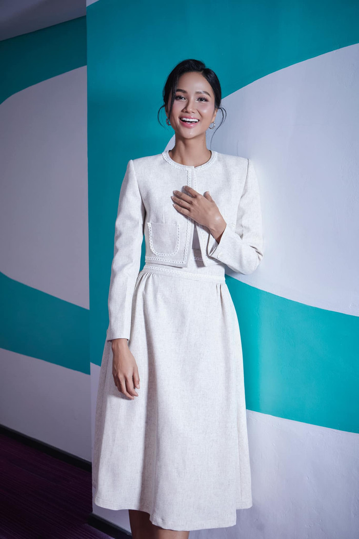 H'Hen Niê luôn đầu tư vào trang phục, trang điểm mỗi khi xuất hiện. Ảnh: FBNV