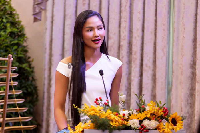 Trước đó H'Hen Niê vẫn tích cực đi làm. Ảnh: FBNV