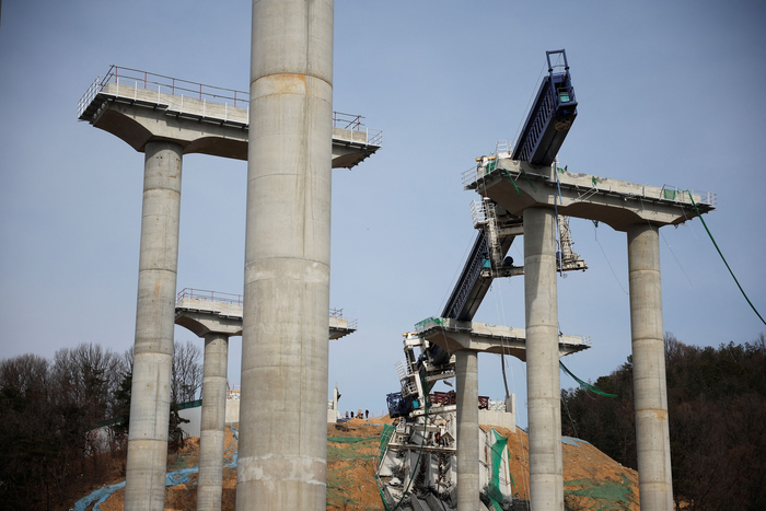 Sập công trình xây dựng đường cao tốc, ít nhất 4 người thiệt mạng Ảnh 2