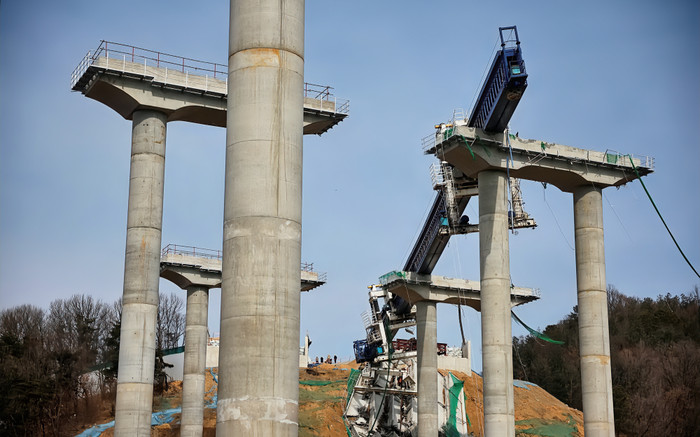 Sập công trình xây dựng đường cao tốc, ít nhất 4 người thiệt mạng Ảnh 2