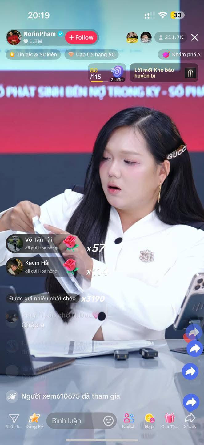 Phạm Thoại trong phiên livestream công khai tiền từ thiện ủng hộ bé Bắp.