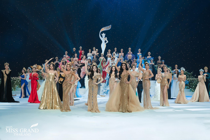 Thí sinh Miss Grand Thailand 2025 xuất hiện trong sự kiện chào đón và công bố vương miện. (Ảnh: Miss Grand Thailand)