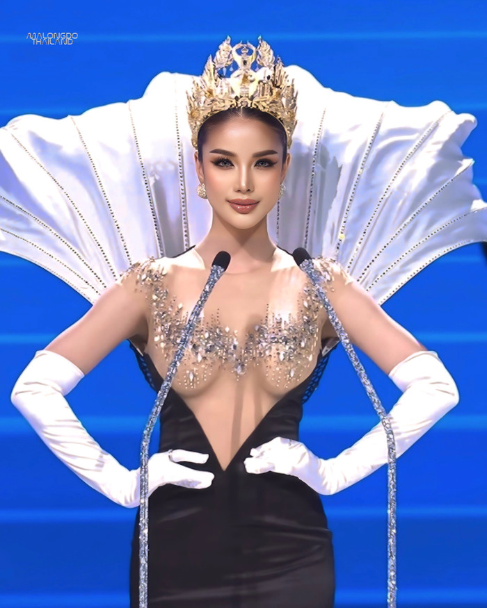 Dù chiếc áo được thiết kế bảo hộ đầy đủ, diện mạo của Kanaporn Phatthanaphan vẫn quá táo bạo ở một sự kiện như Welcome Ceremony. 