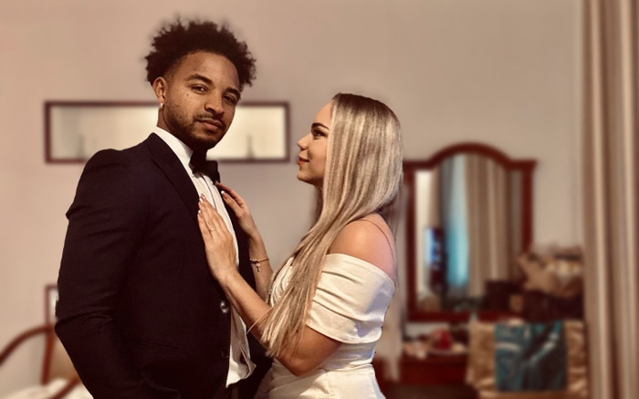 Nguyễn Xuân Son 'lên đồ' lịch lãm cùng vợ dự Quả Bóng Vàng Ảnh 2