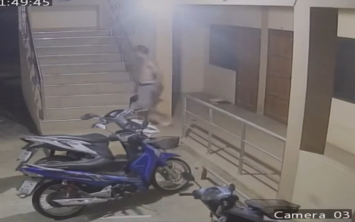 Đang ở trong nhà tắm, cô gái 'tái mặt' khi nhìn ra cửa sổ Ảnh 2