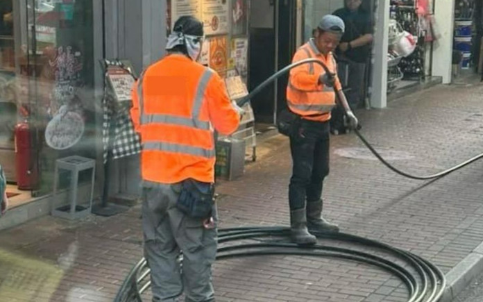 Nam ca sĩ nổi tiếng một thời giờ nợ nần chồng chất, đi làm thợ hồ không đủ tiền nuôi vợ con Ảnh 2