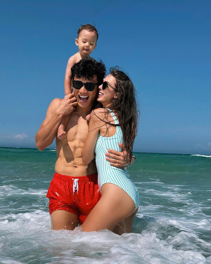 Dianka diện đồ bơi một mảnh kẻ sọc tông xanh pastel thanh lịch, tôn dáng tinh tế. Sự kết hợp giữa nước biển xanh, ánh nắng rực rỡ và nụ cười rạng rỡ tạo nên khung ảnh đầy sức sống cho gia đình thủ môn Bùi Tiến Dũng.