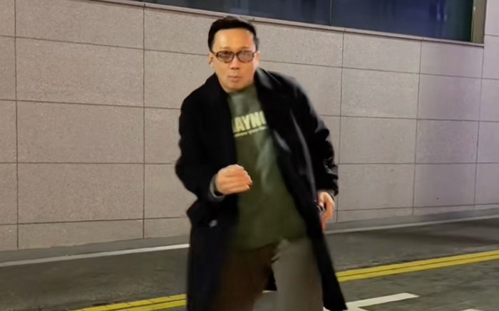 Clip Trấn Thành có hành động kỳ lạ giữa đường phố gây sốt Ảnh 2