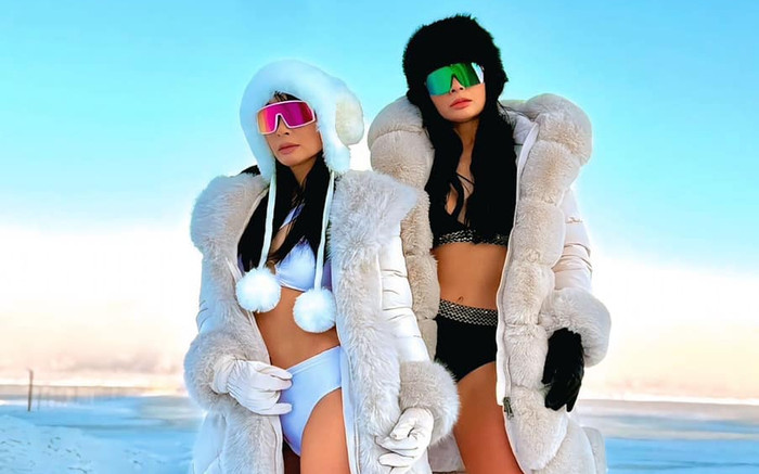 Chị em siêu mẫu Việt diện bikini gợi cảm giữa trời tuyết Ảnh 2