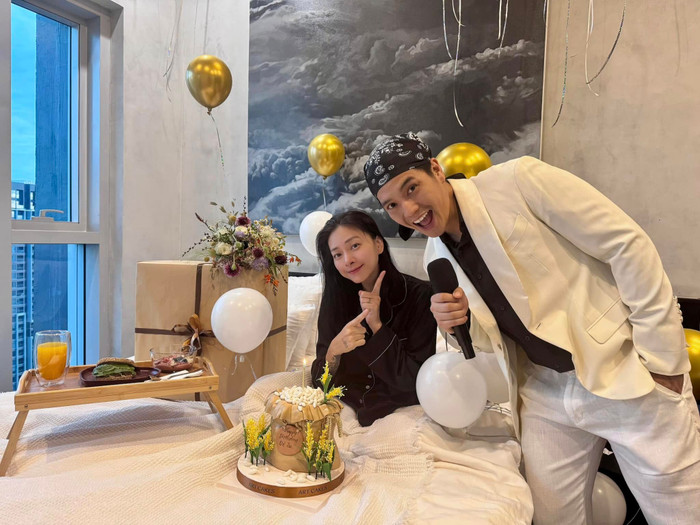 Ngô Thanh Vân vui vẻ vì được chồng yêu chiều. Ảnh: FBNV