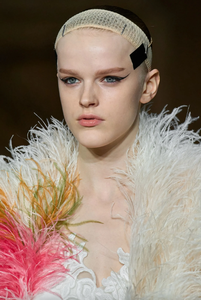 Dán băng dính để nâng cơ mặt được nhiều tín đồ làm đẹp 'lăng xê'. (Ảnh: Vogue)