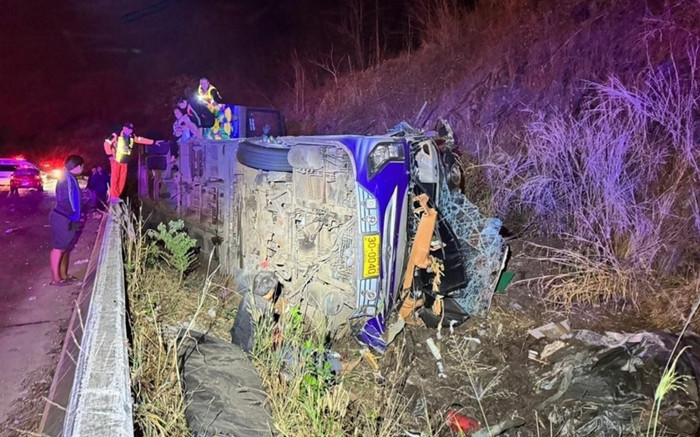Lật xe buýt khiến 17 người thiệt mạng vào rạng sáng, hiện trường gây ám ảnh Ảnh 2