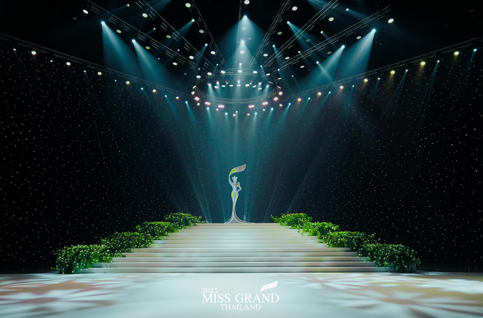 Sân khấu của buổi tiệc chào đón 77 thí sinh Miss Grand Thailand 2025 khá giống với thảm đỏ sự kiện Met Gala 2024. (Ảnh: Miss Grand Thailand)