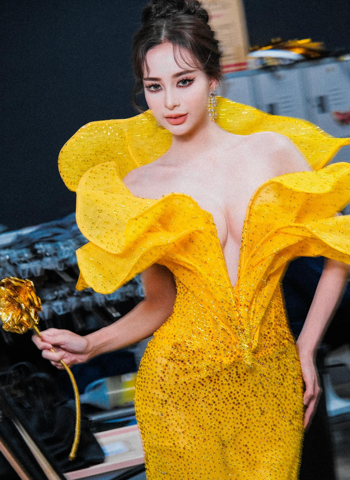 Đông đảo khán giả cho rằng, ngoài cách thiết kế sân khấu, trang phục của dàn thí sinh Miss Grand Thailand 2025 hoàn toàn phù hợp với tinh thần của sự kiện thời trang đình đám Met Gala. (Ảnh: Miss Grand Thailand)