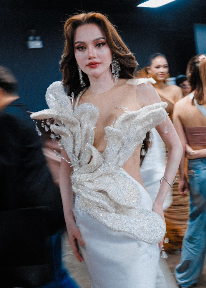 Điểm chung trong những 'bộ cánh' này chính là việc sử dụng đường cắt xẻ để tạo điểm nhấn, tôn triệt để vóc dáng. Bên cạnh đó, chúng còn đính đá hoặc cườm lấp lánh, giúp tăng hiệu ứng bắt sáng khi gặp ánh đèn flash. (Ảnh: Miss Grand Thailand)