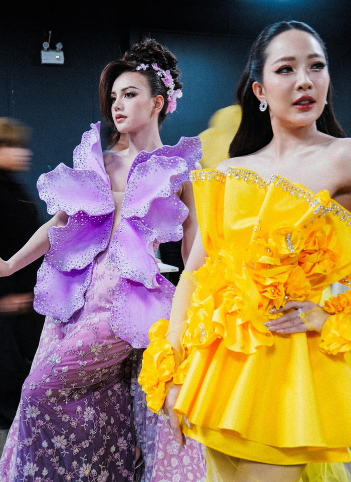 Nhiều thí sinh khác của Miss Grand Thailand 2025 cũng diện váy áo được lấy cảm hứng thiết kế từ những loài hoa. Phần lớn, loạt trang phục đều thuộc gam màu ấm nóng, sặc sỡ và giúp dàn người đẹp tỏa sáng trên sân khấu. (Ảnh: Miss Grand Thailand)