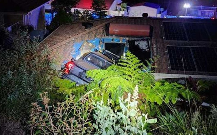 Tài xế lái xe đâm thủng mái nhà người dân, từ chối kiểm tra nồng độ cồn Ảnh 2