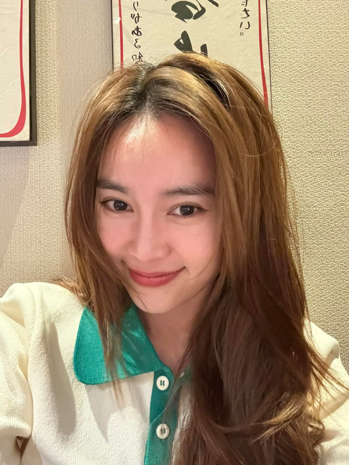Ninh Dương Lan Ngọc tự tin khoe gương mặt ít son phấn qua camera thường. (Ảnh: FBNV)