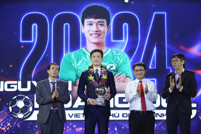 Trực tiếp Gala Quả bóng Vàng Việt Nam 2024: Nguyễn Xuân Son chiến thắng Ảnh 1