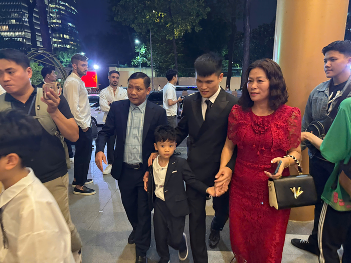 Tuấn Hải cùng gia đình góp mặt ở sự kiện. 