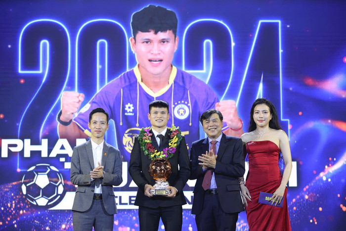 Trực tiếp Gala Quả bóng Vàng Việt Nam 2024: Nguyễn Xuân Son chiến thắng Ảnh 2