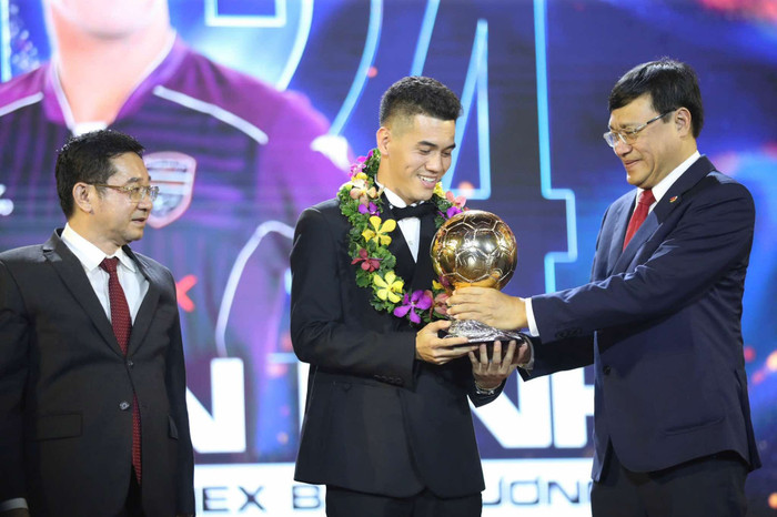 Tiến Linh giành QBV 2024, Nguyễn Xuân Son được vinh danh Ảnh 1