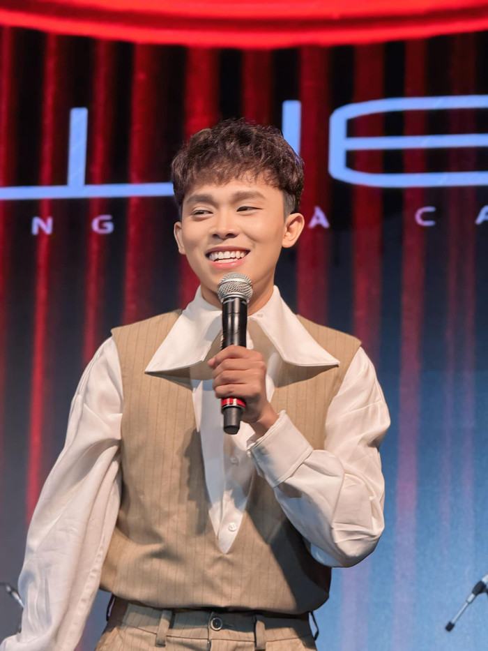 Hồ Văn Cường 'đôi co' với khán giả Ảnh 2