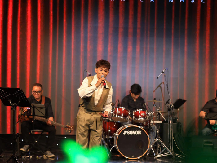 Hồ Văn Cường 'đôi co' với khán giả Ảnh 1