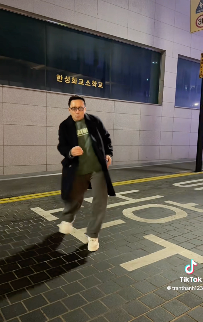 Showbiz 24h: Trấn Thành thoải mái thể hiện cá tính ở chốn đông người. Ảnh: TikTok tranthanh123