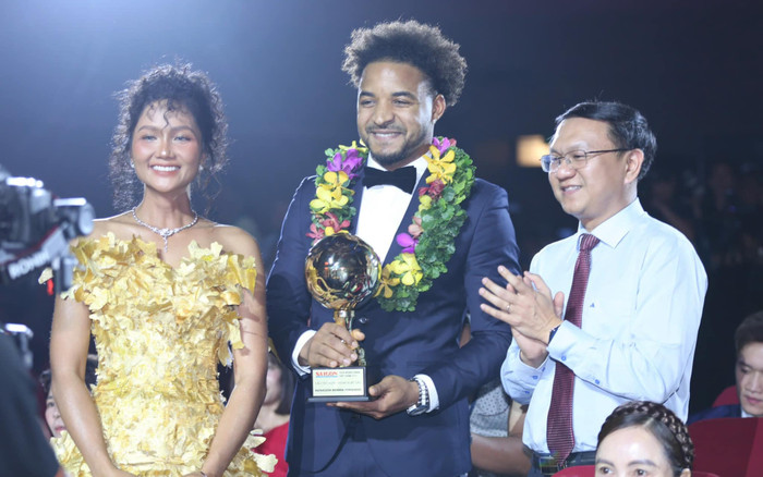 Phản ứng khán giả khi Nguyễn Xuân Son nhận giải tại QBV 2024 Ảnh 2